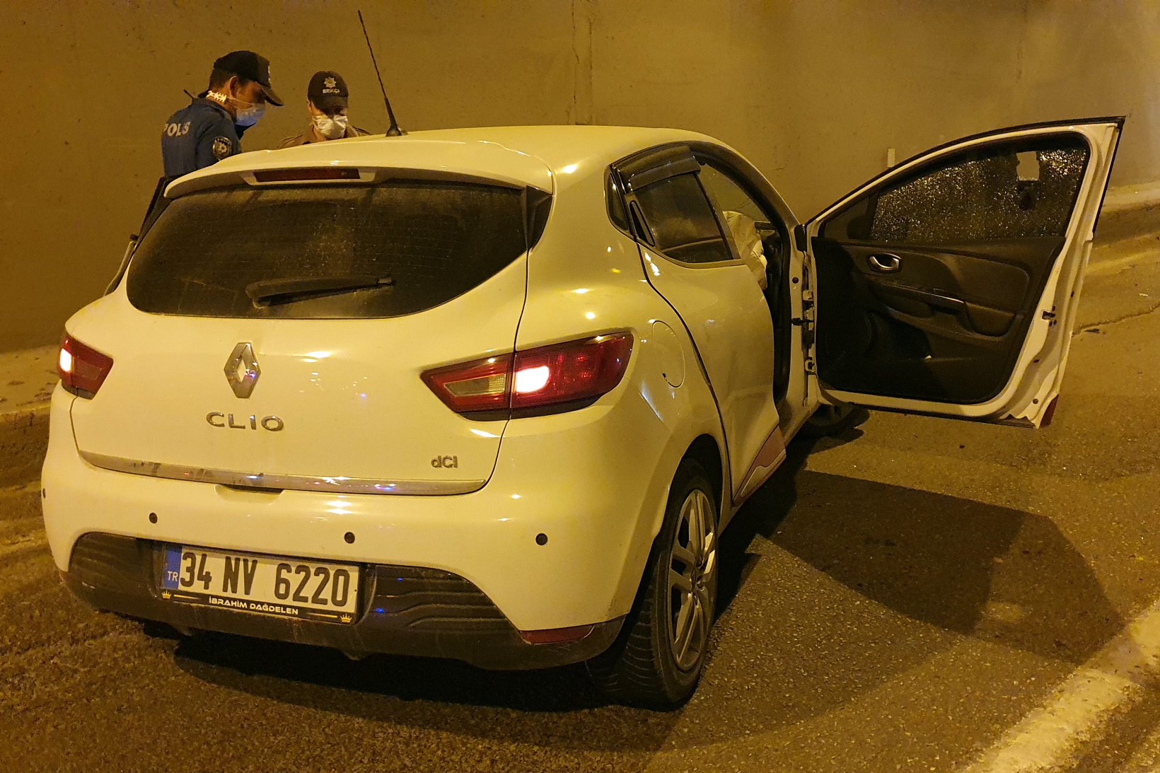 Otomobille kamyonet tünel içinde çarpıştı: 3 yaralı 3