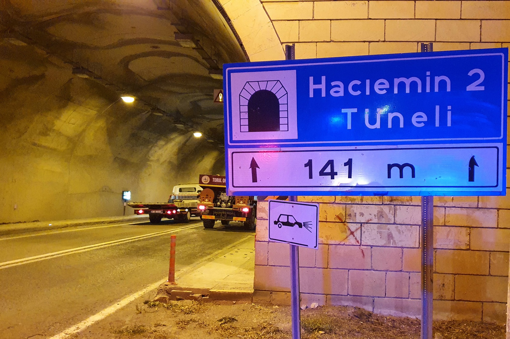 Otomobille kamyonet tünel içinde çarpıştı: 3 yaralı 7