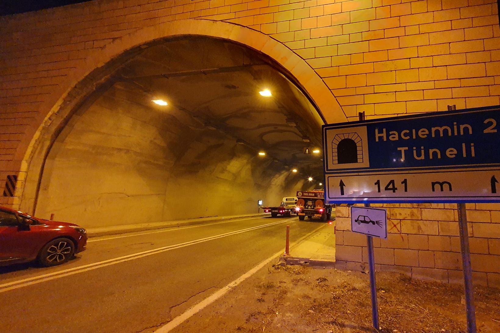 Otomobille kamyonet tünel içinde çarpıştı: 3 yaralı 2