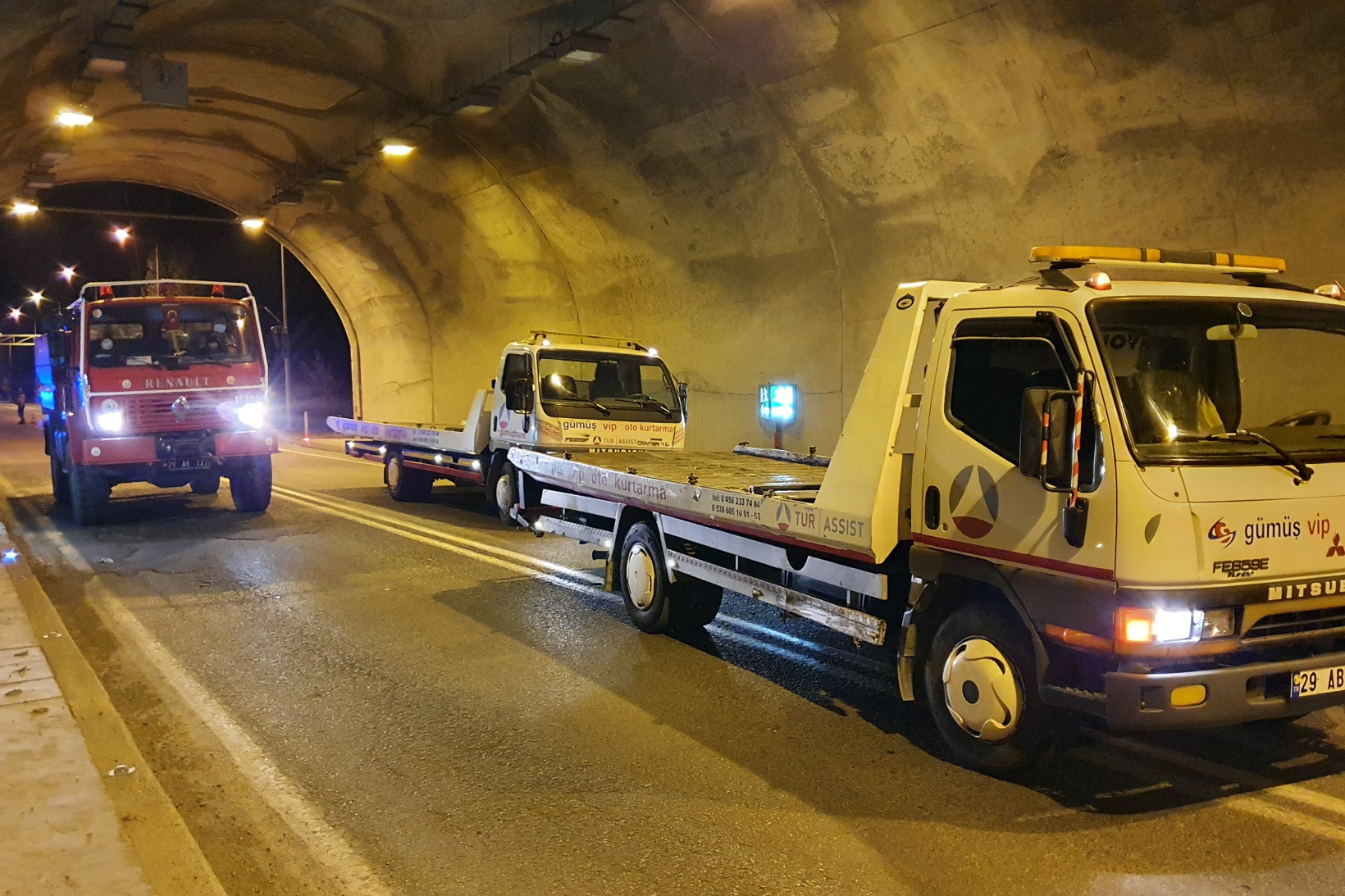Otomobille kamyonet tünel içinde çarpıştı: 3 yaralı 4