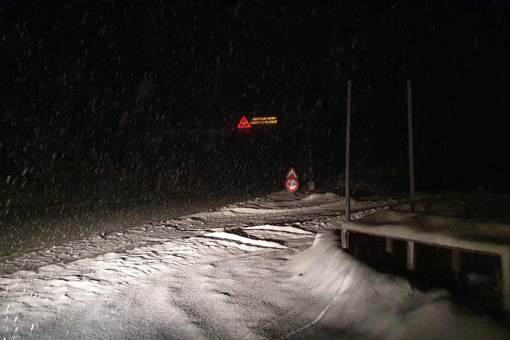 Zigana geçidinde kar yağışı etkili oluyor 5
