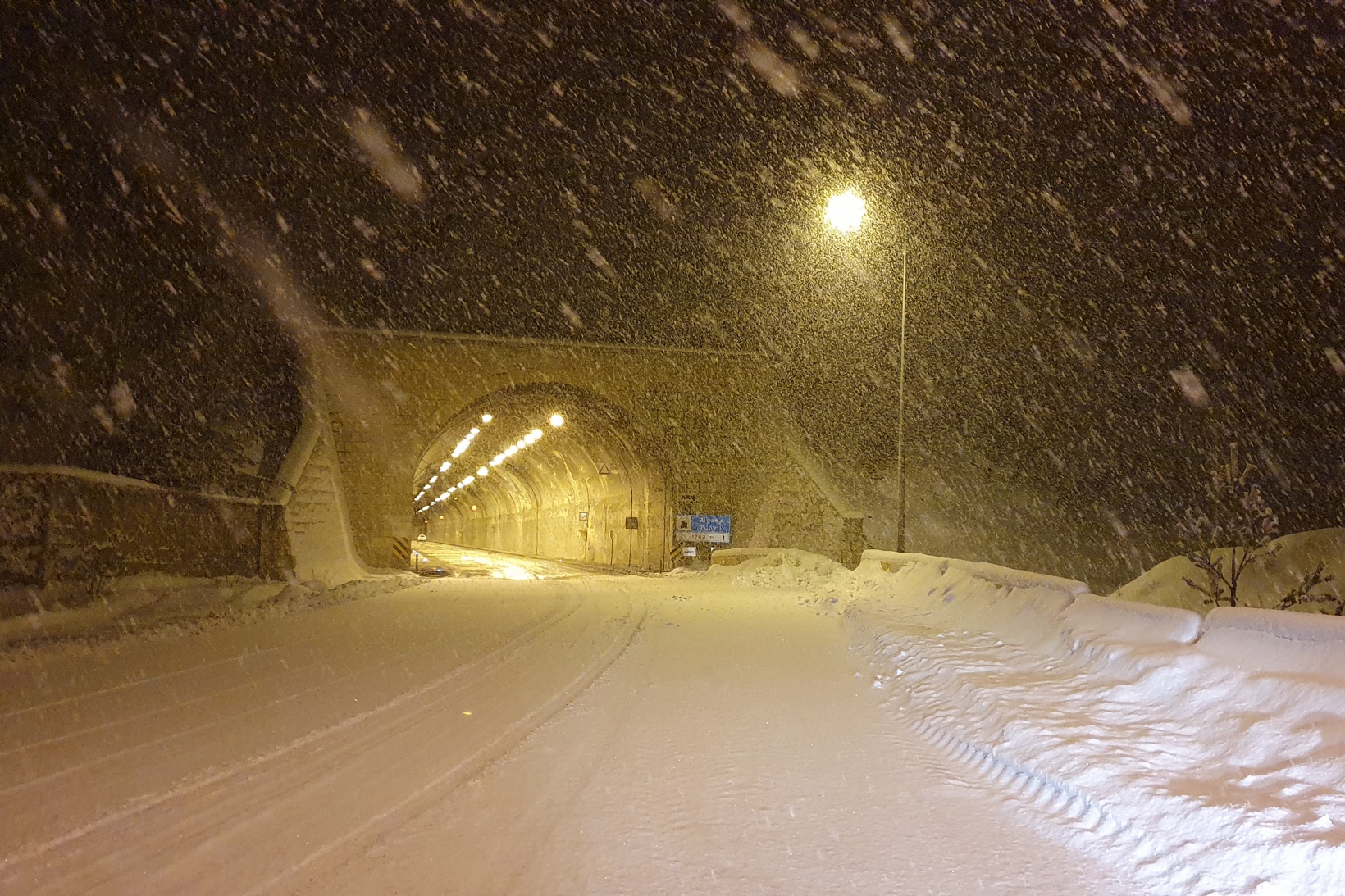 Zigana geçidinde kar yağışı etkili oluyor 15