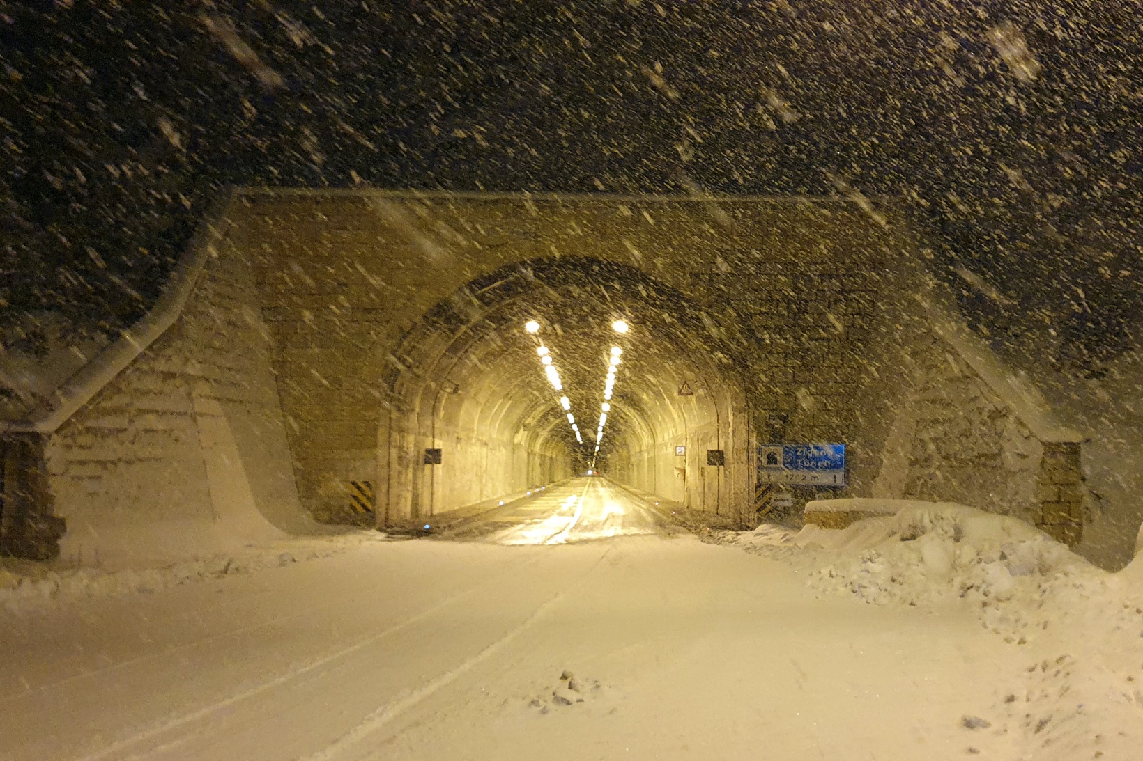 Zigana geçidinde kar yağışı etkili oluyor 16