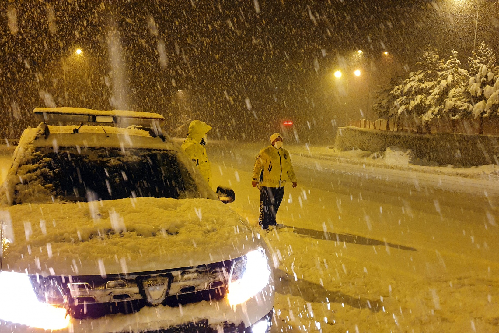 Zigana geçidinde kar yağışı etkili oluyor 17
