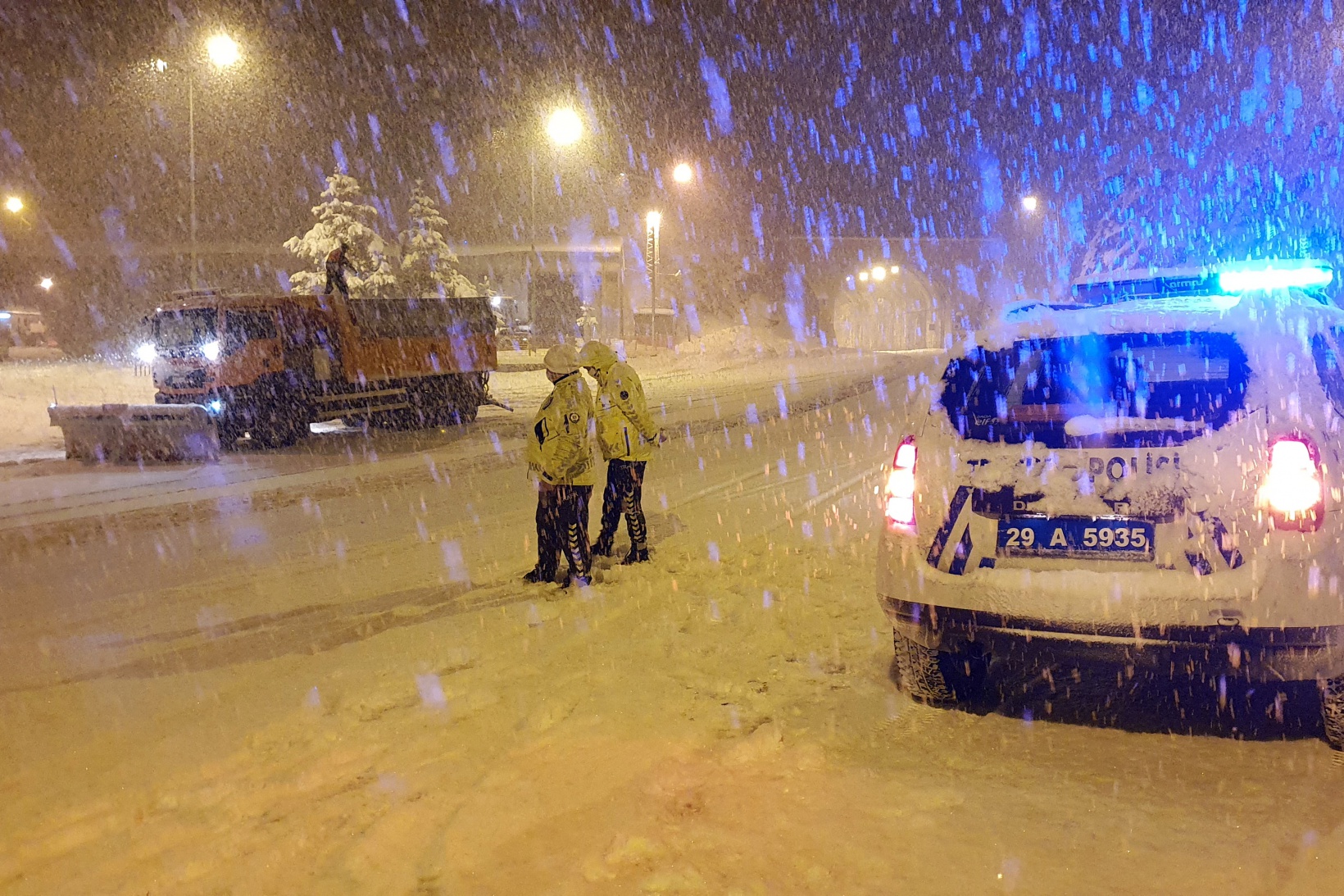 Zigana geçidinde kar yağışı etkili oluyor 22