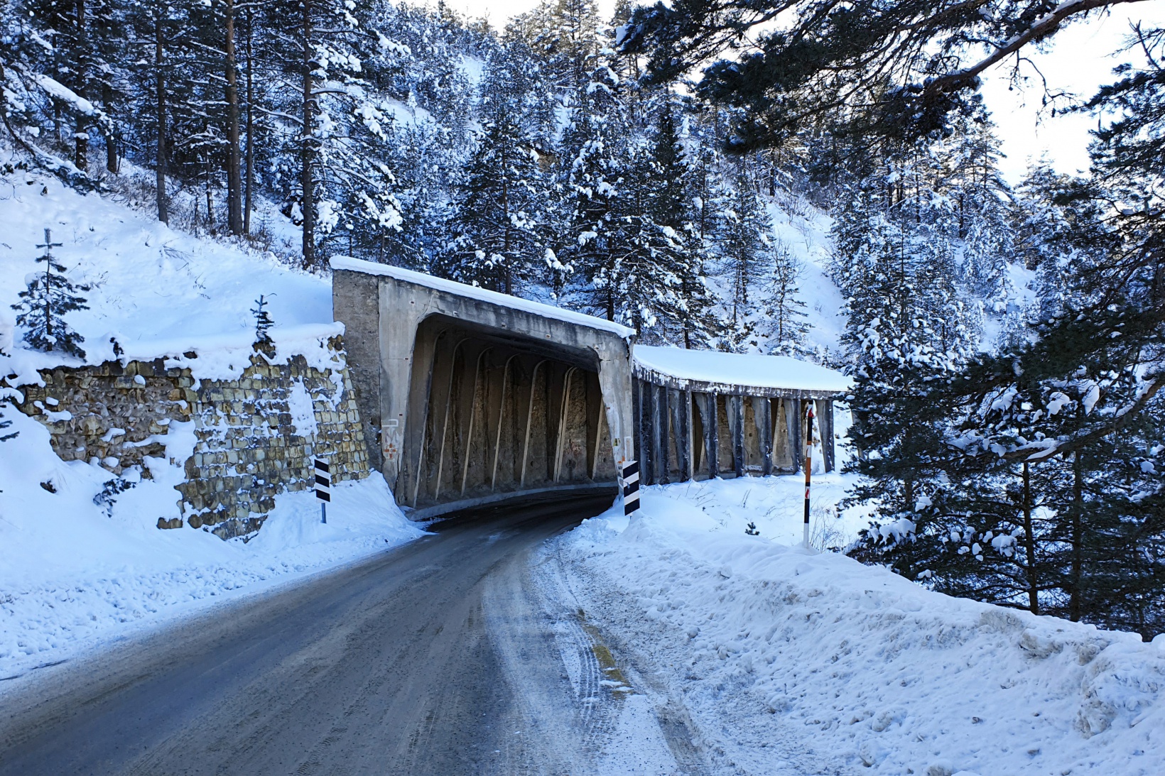 Yıkılmak üzere olan tünelin altından yüzbinlerce araç geçiyor 12
