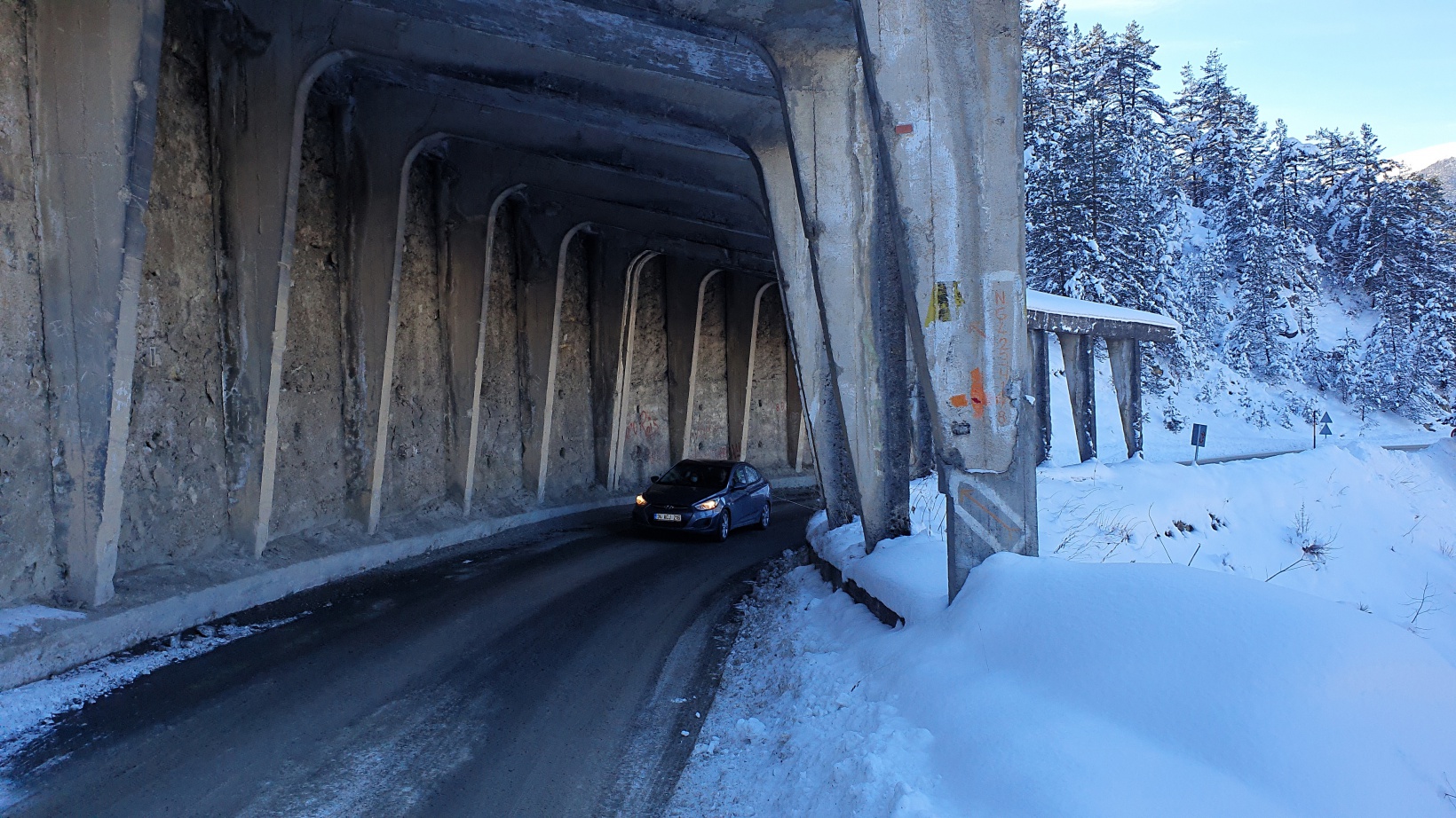 Yıkılmak üzere olan tünelin altından yüzbinlerce araç geçiyor 11