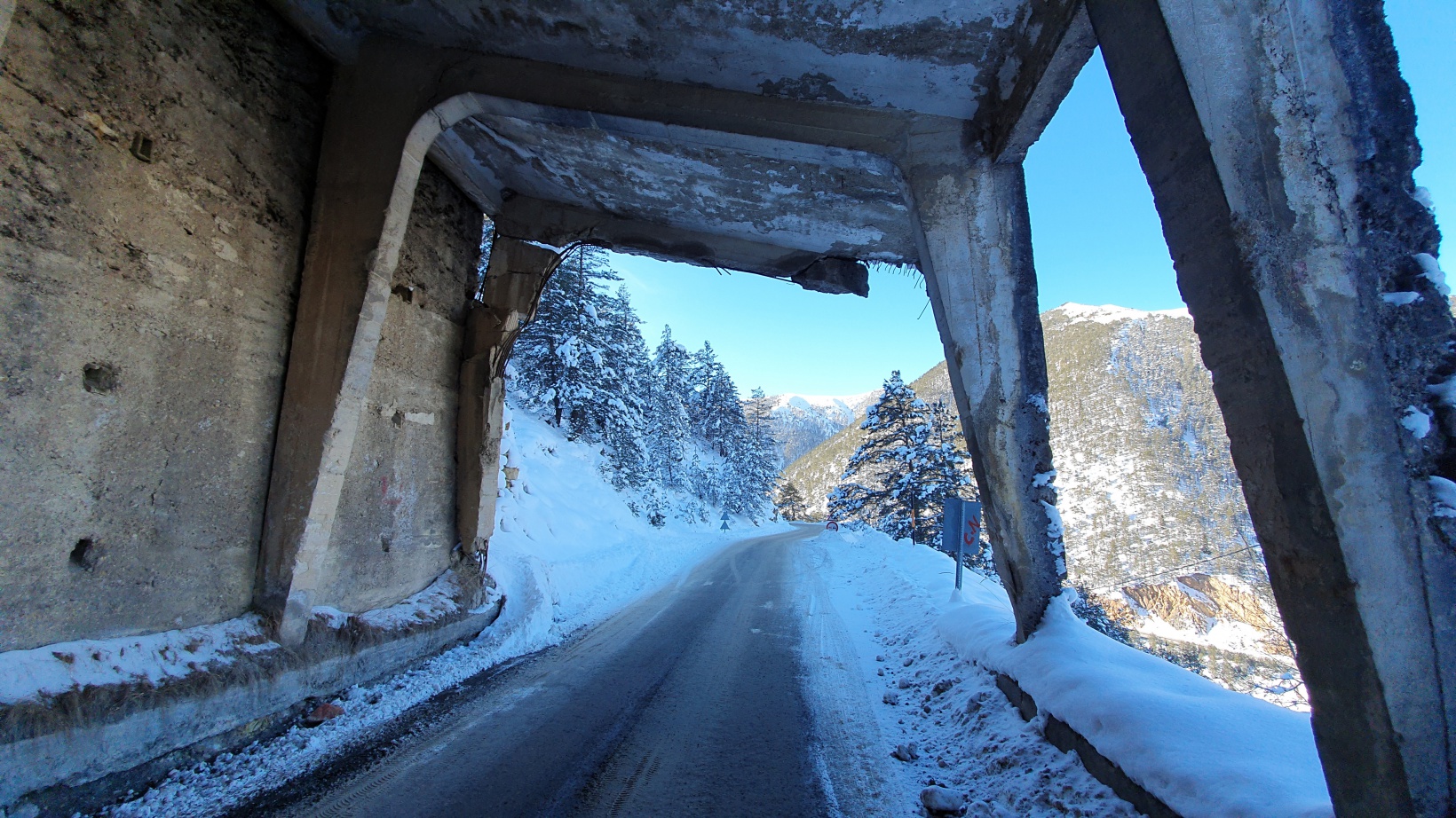 Yıkılmak üzere olan tünelin altından yüzbinlerce araç geçiyor 15