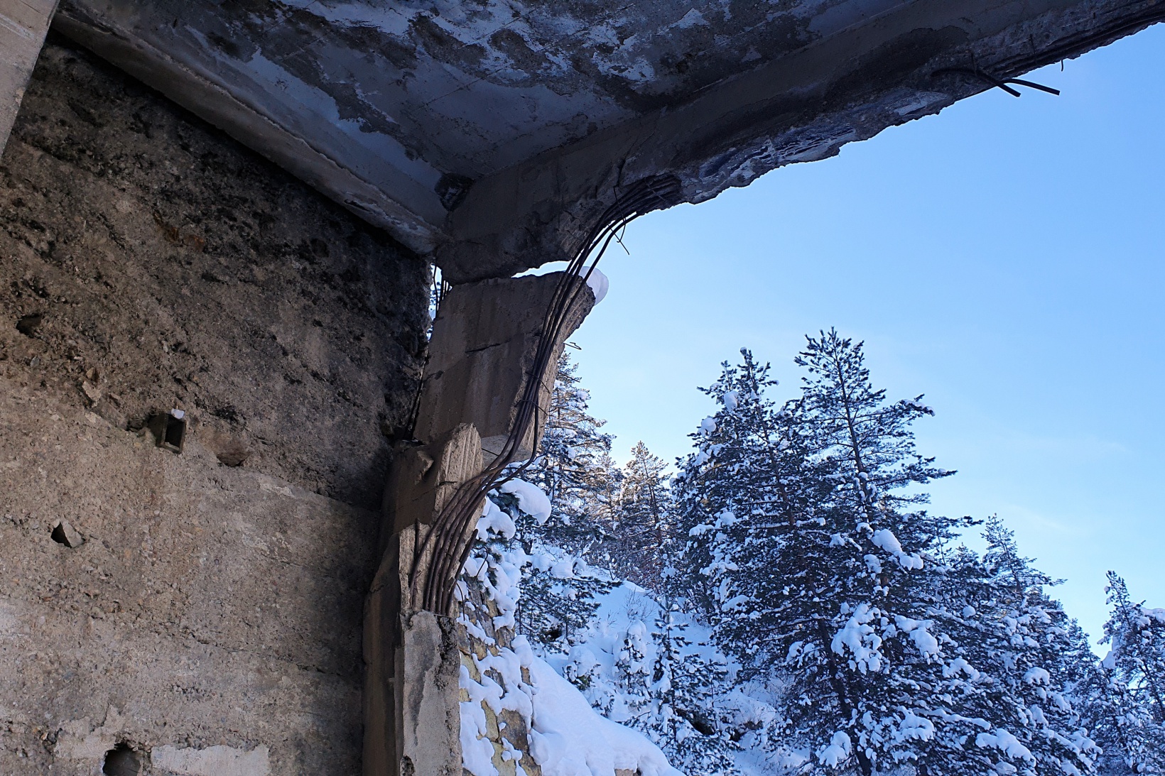 Yıkılmak üzere olan tünelin altından yüzbinlerce araç geçiyor 17