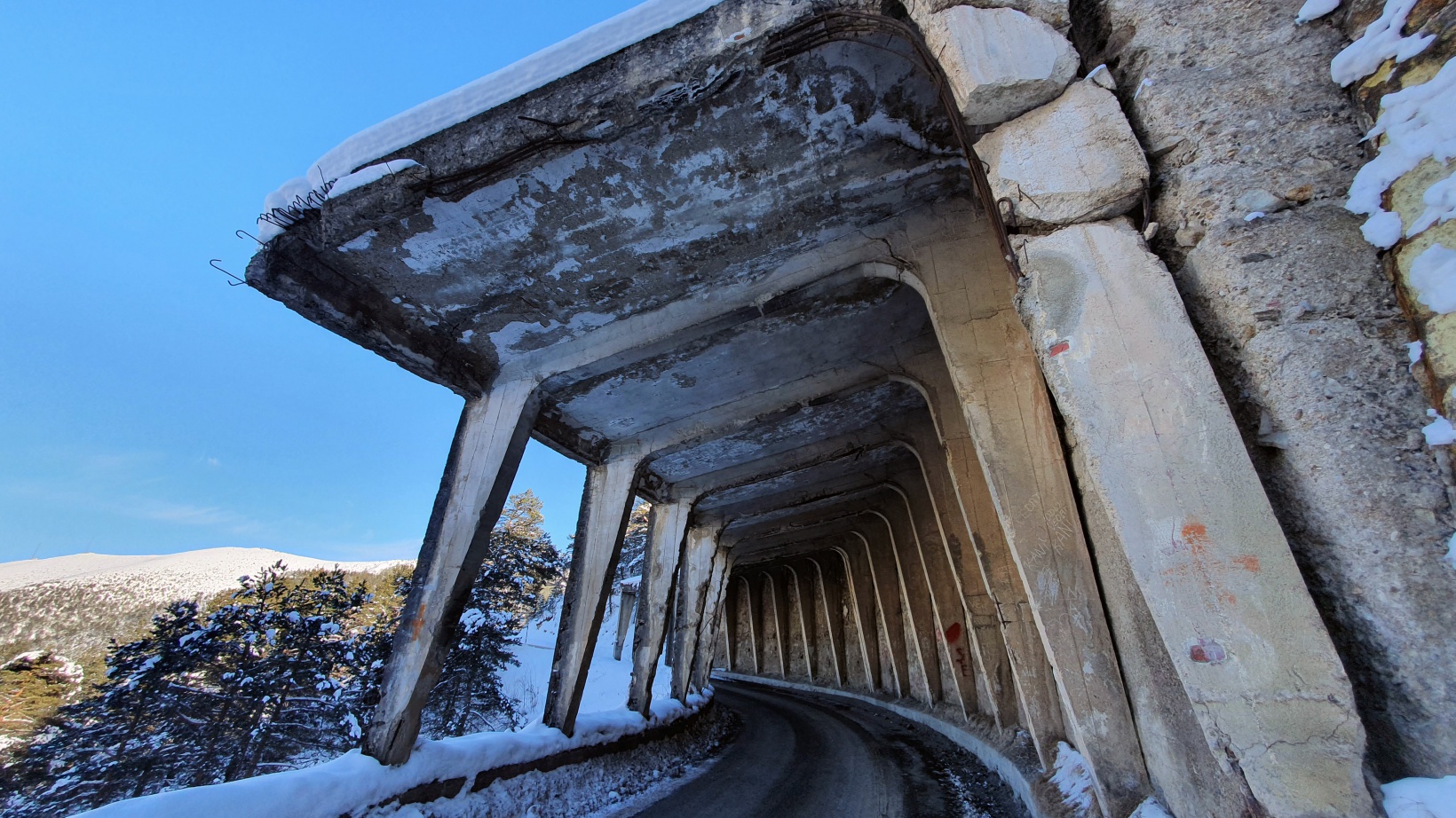 Yıkılmak üzere olan tünelin altından yüzbinlerce araç geçiyor 8