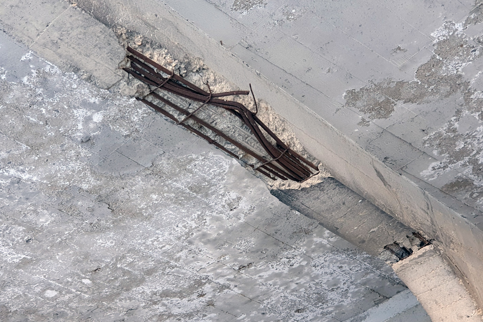 Yıkılmak üzere olan tünelin altından yüzbinlerce araç geçiyor 7