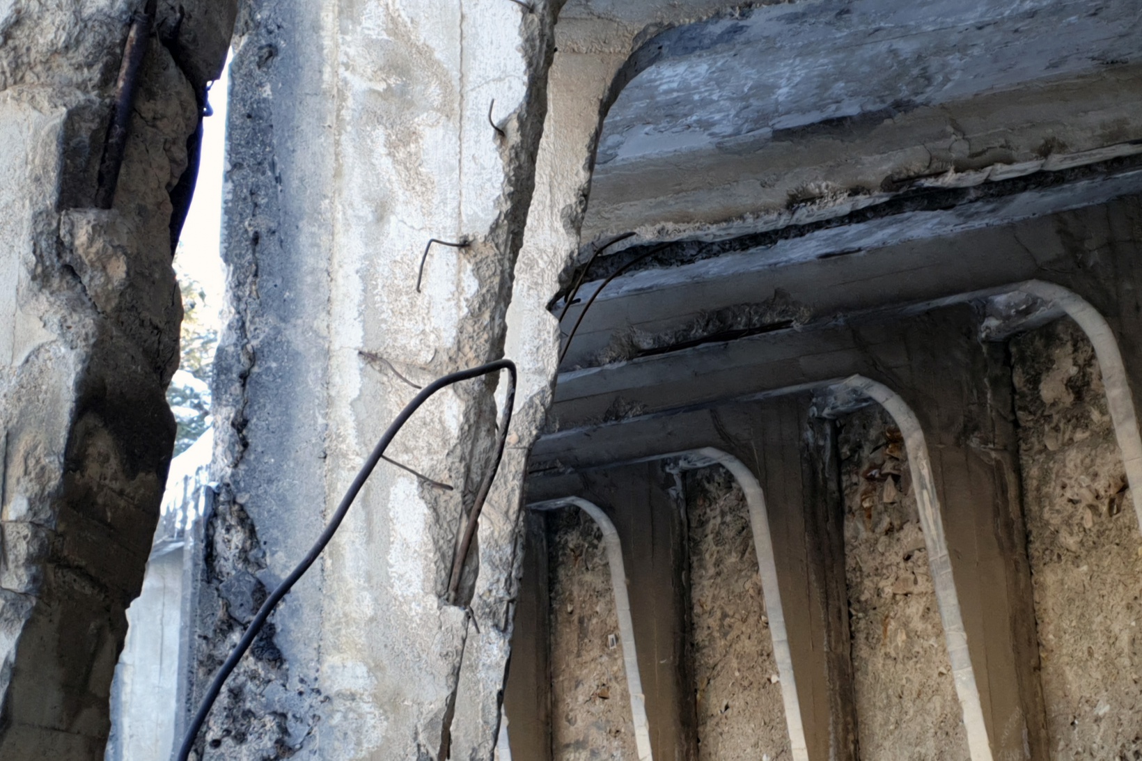 Yıkılmak üzere olan tünelin altından yüzbinlerce araç geçiyor 5