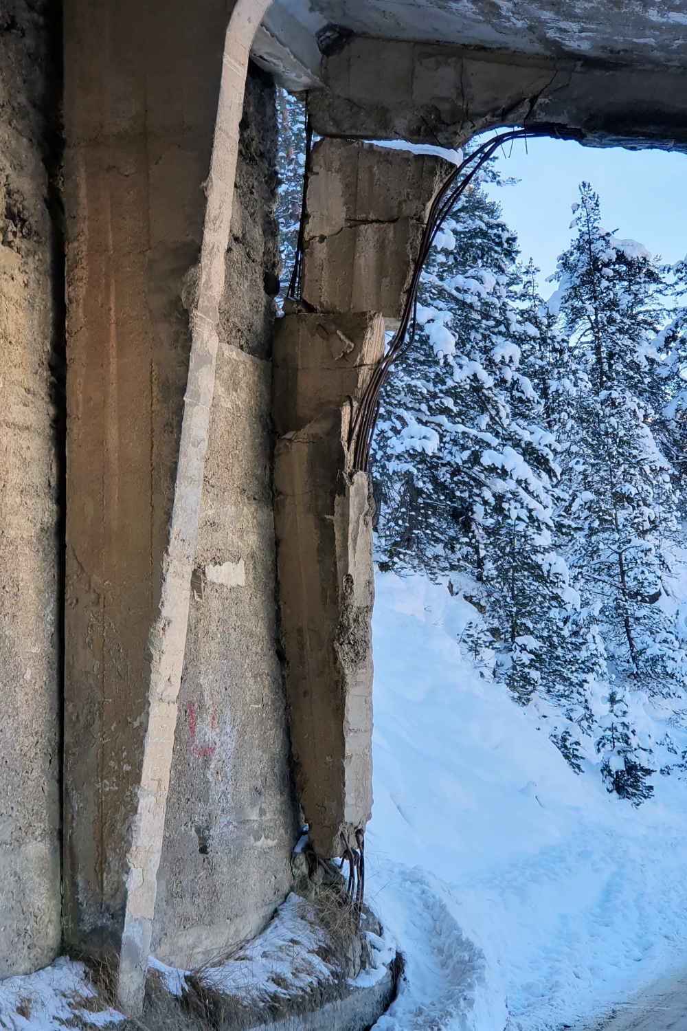 Yıkılmak üzere olan tünelin altından yüzbinlerce araç geçiyor 1