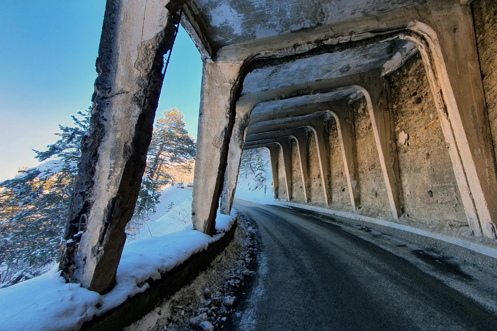 Yıkılmak üzere olan tünelin altından yüzbinlerce araç geçiyor 6