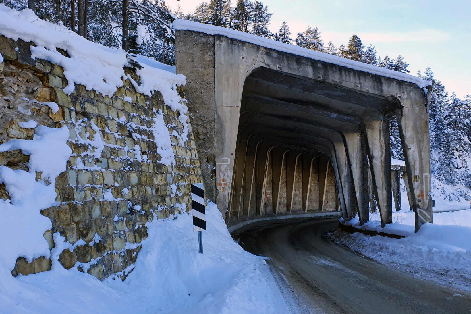Yıkılmak üzere olan tünelin altından yüzbinlerce araç geçiyor 4