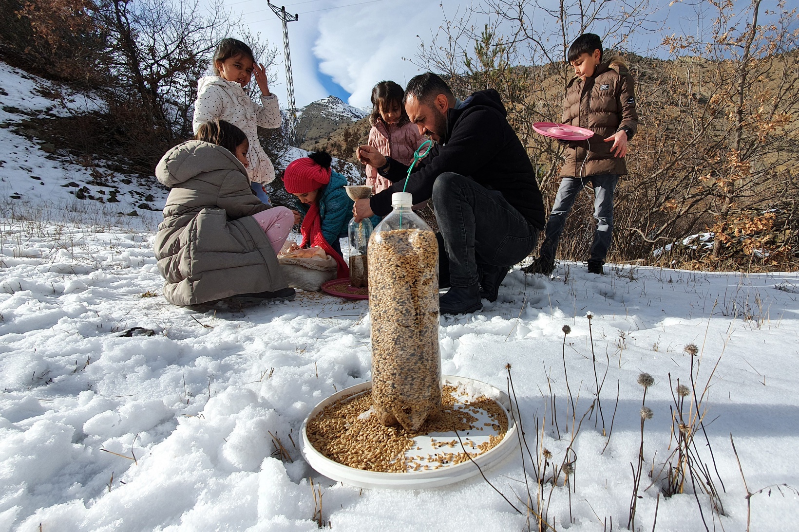 Gümüşhane’de çocuklar kuş yemliği yaparak mutlu oluyor 11