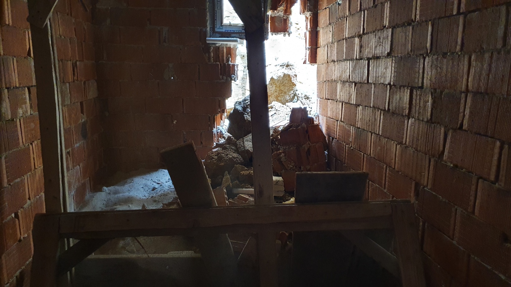 Gümüşhane’de dağdan kopan kaya parçaları evin içine doldu 11