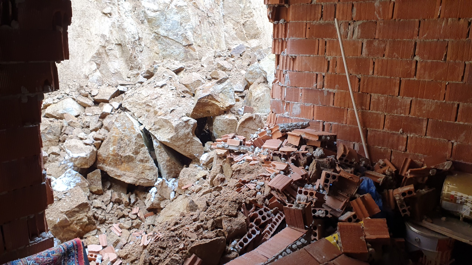 Gümüşhane’de dağdan kopan kaya parçaları evin içine doldu 5