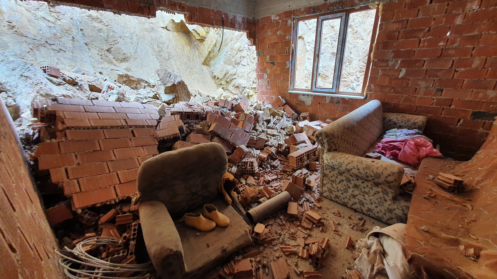 Gümüşhane’de dağdan kopan kaya parçaları evin içine doldu 15