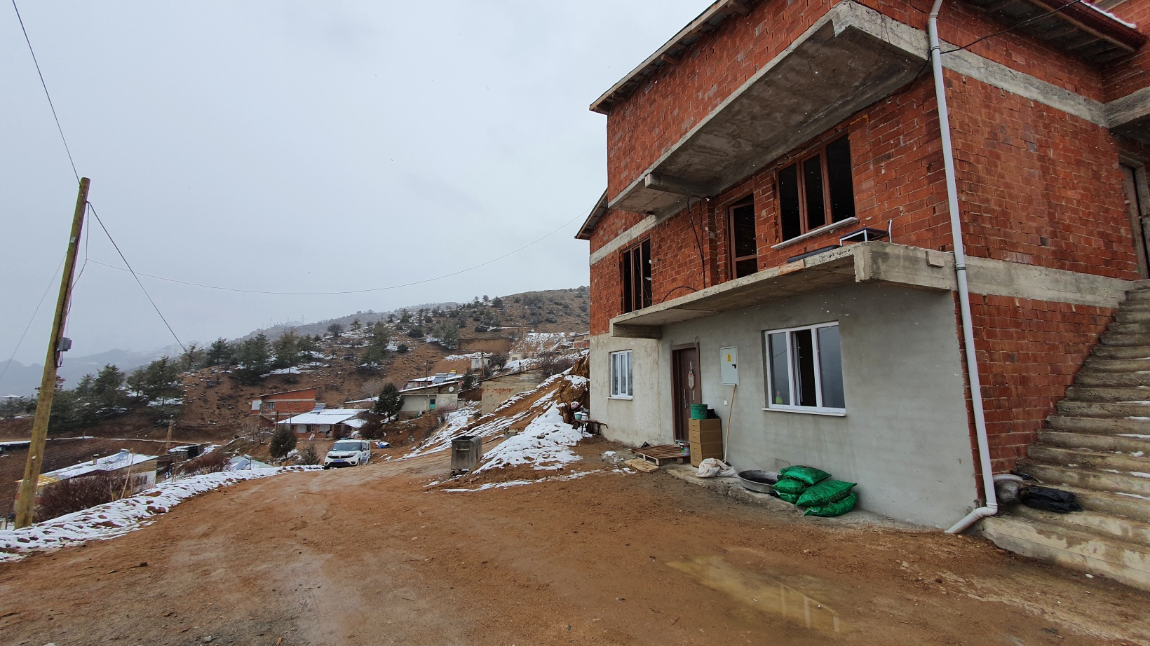 Gümüşhane’de dağdan kopan kaya parçaları evin içine doldu 16