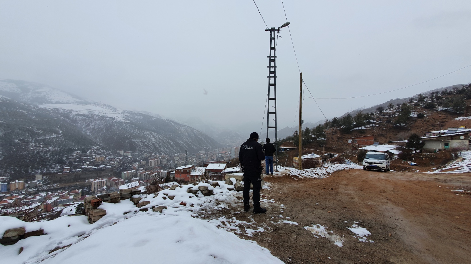 Gümüşhane’de dağdan kopan kaya parçaları evin içine doldu 7