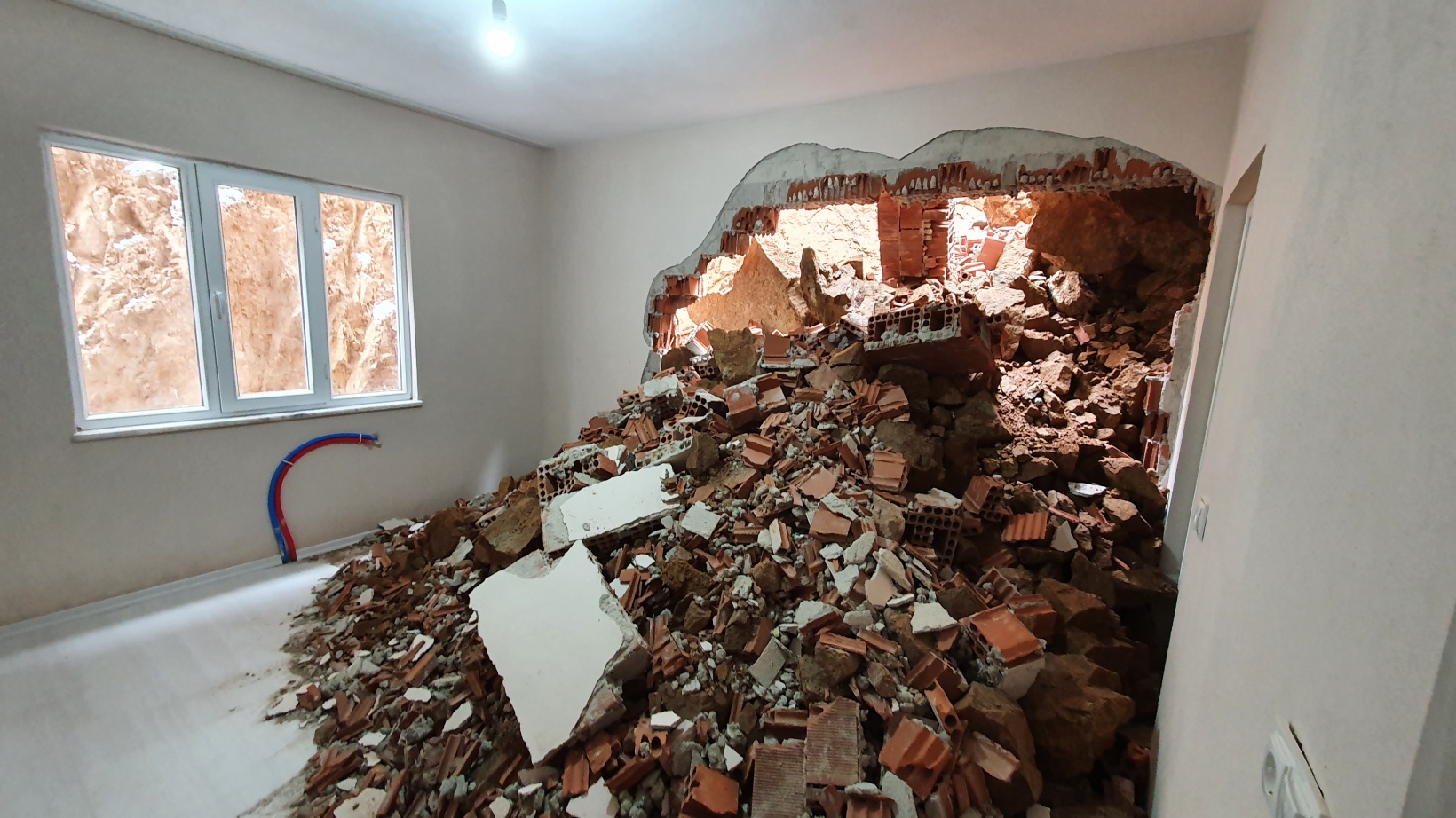 Gümüşhane’de dağdan kopan kaya parçaları evin içine doldu 8