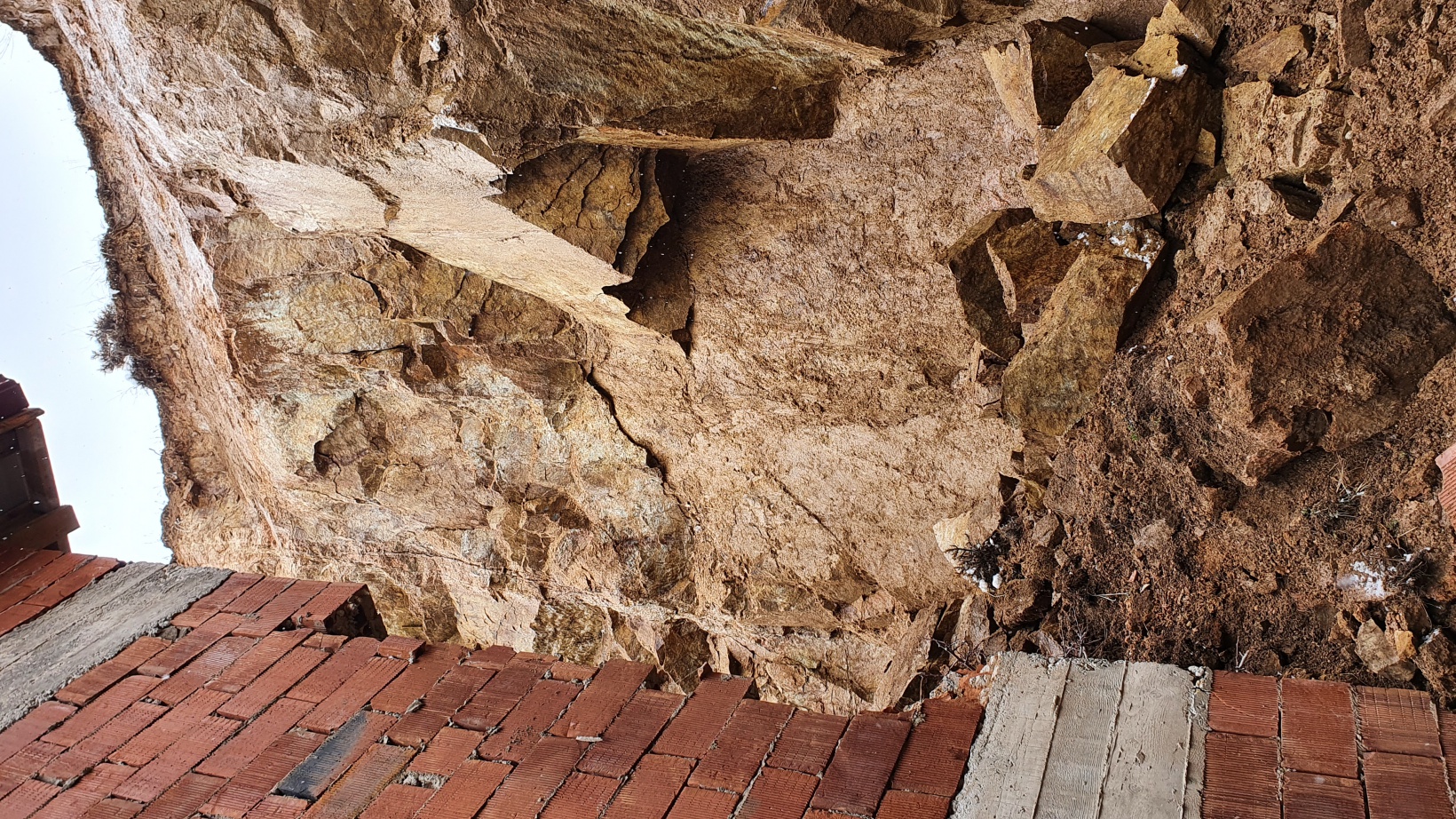 Gümüşhane’de dağdan kopan kaya parçaları evin içine doldu 14