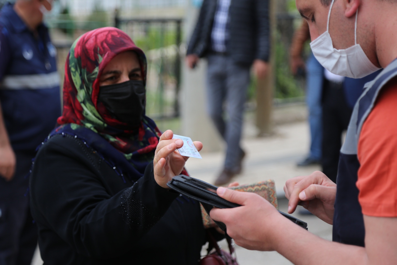 Semt pazarı 4 tezgahla açıldı 7