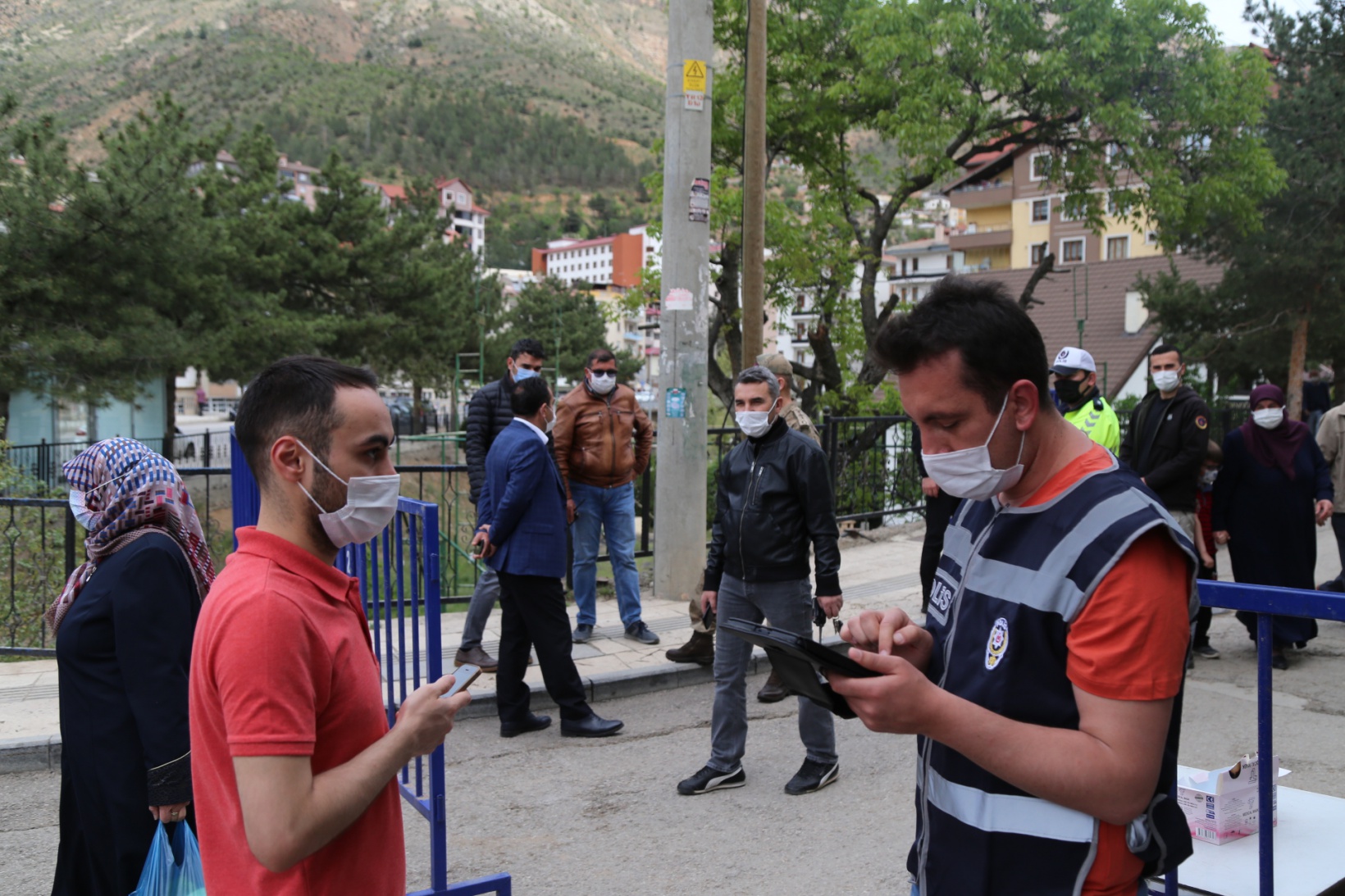 Semt pazarı 4 tezgahla açıldı 5