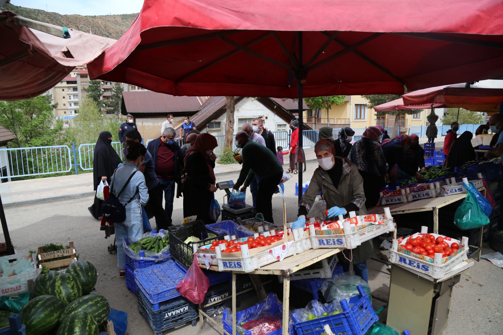 Semt pazarı 4 tezgahla açıldı 6