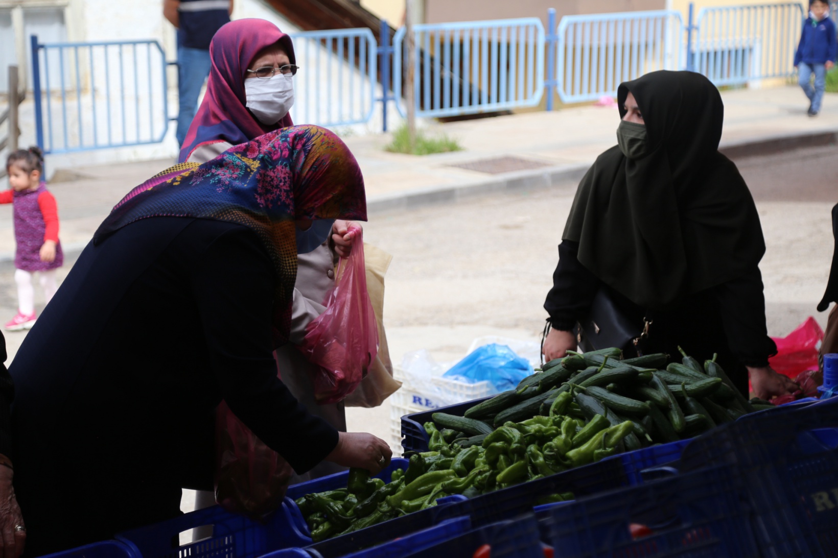 Semt pazarı 4 tezgahla açıldı 2