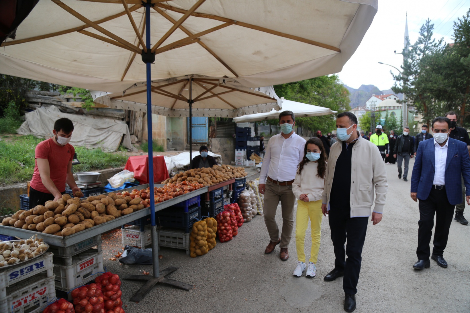 Semt pazarı 4 tezgahla açıldı 12