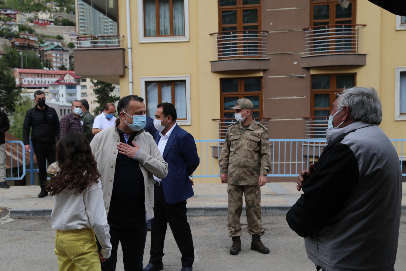 Semt pazarı 4 tezgahla açıldı 8