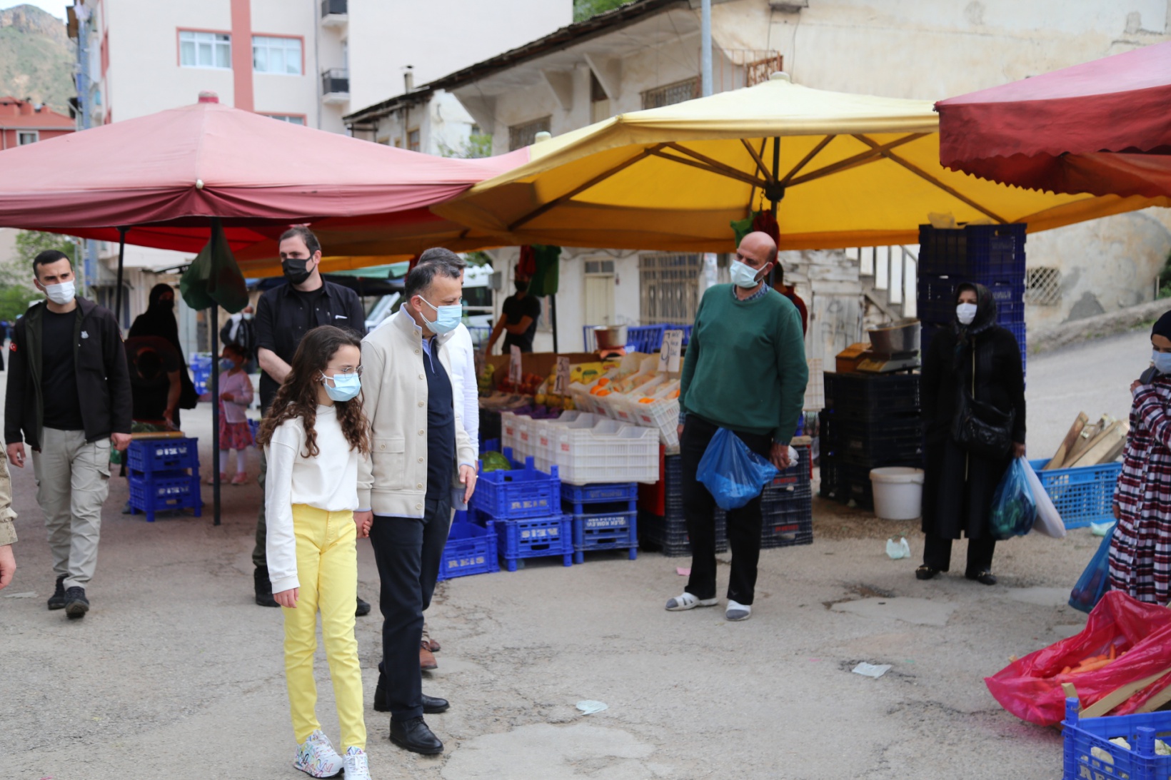 Semt pazarı 4 tezgahla açıldı 9