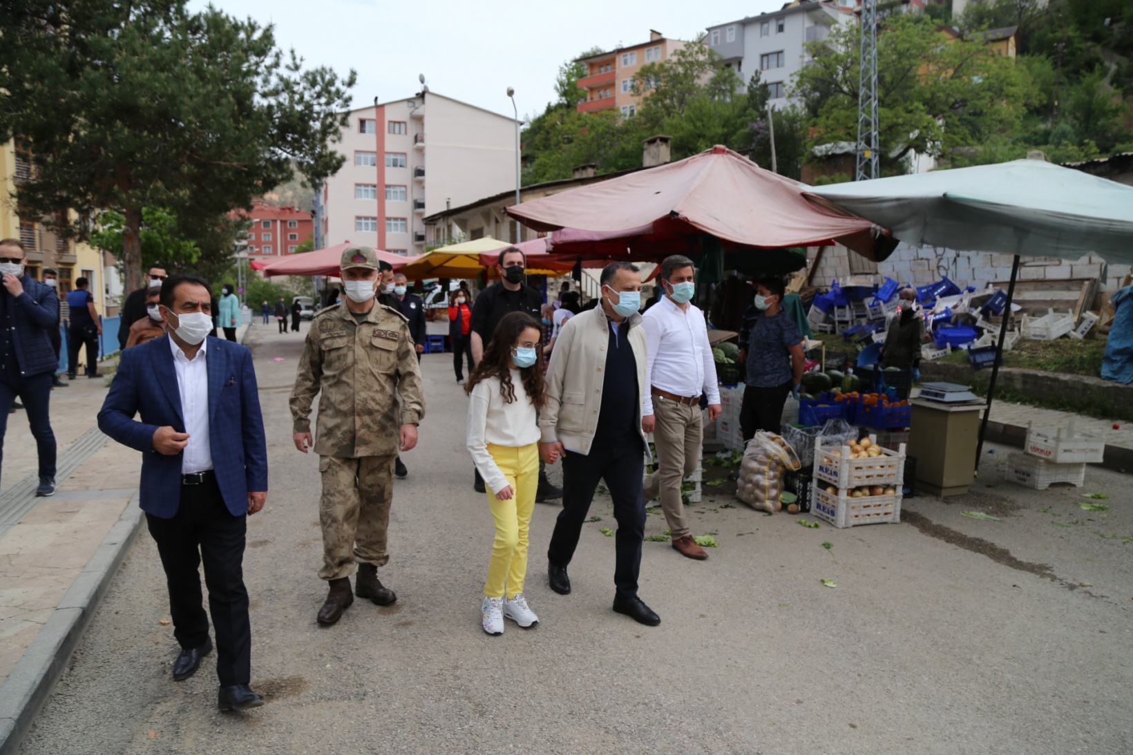 Semt pazarı 4 tezgahla açıldı 11
