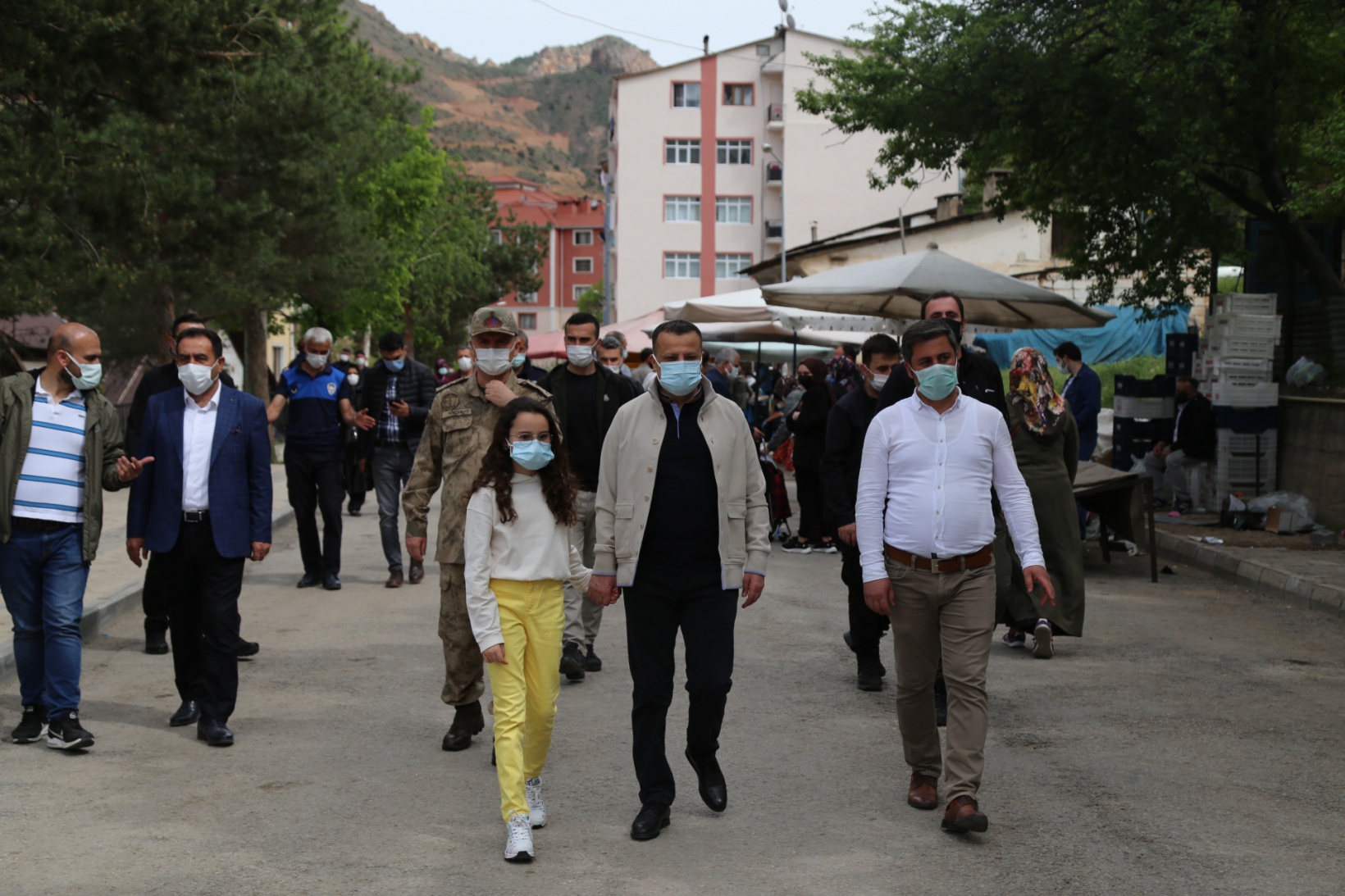 Semt pazarı 4 tezgahla açıldı 10