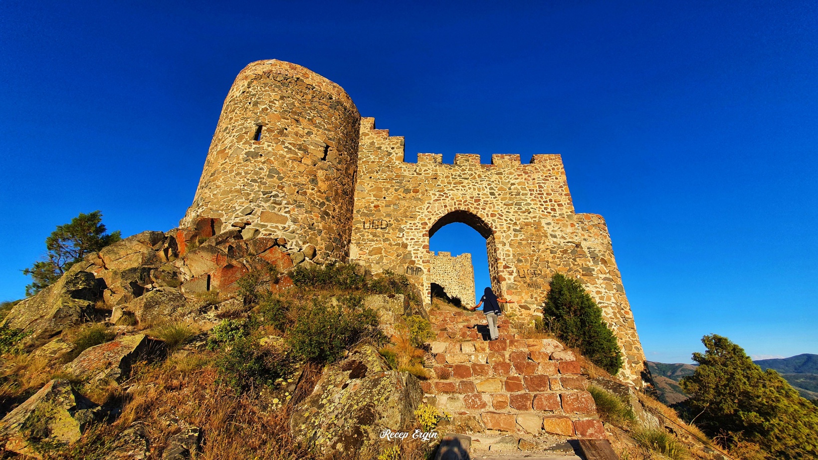 660 yıllık kalenin surlarından enfes günbatımı manzaraları 4