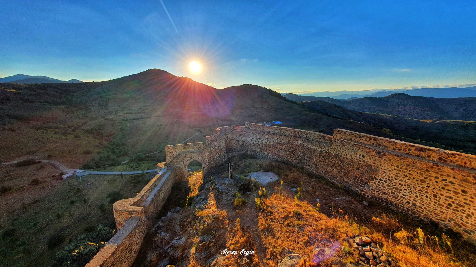 660 yıllık kalenin surlarından enfes günbatımı manzaraları 1