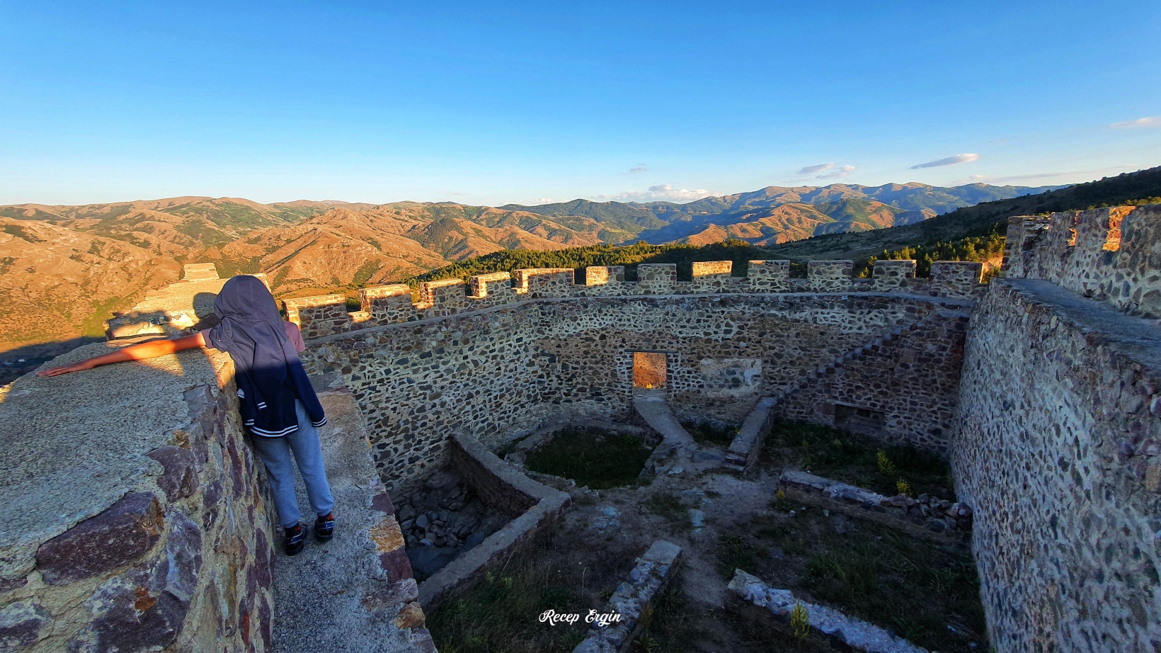 660 yıllık kalenin surlarından enfes günbatımı manzaraları 6