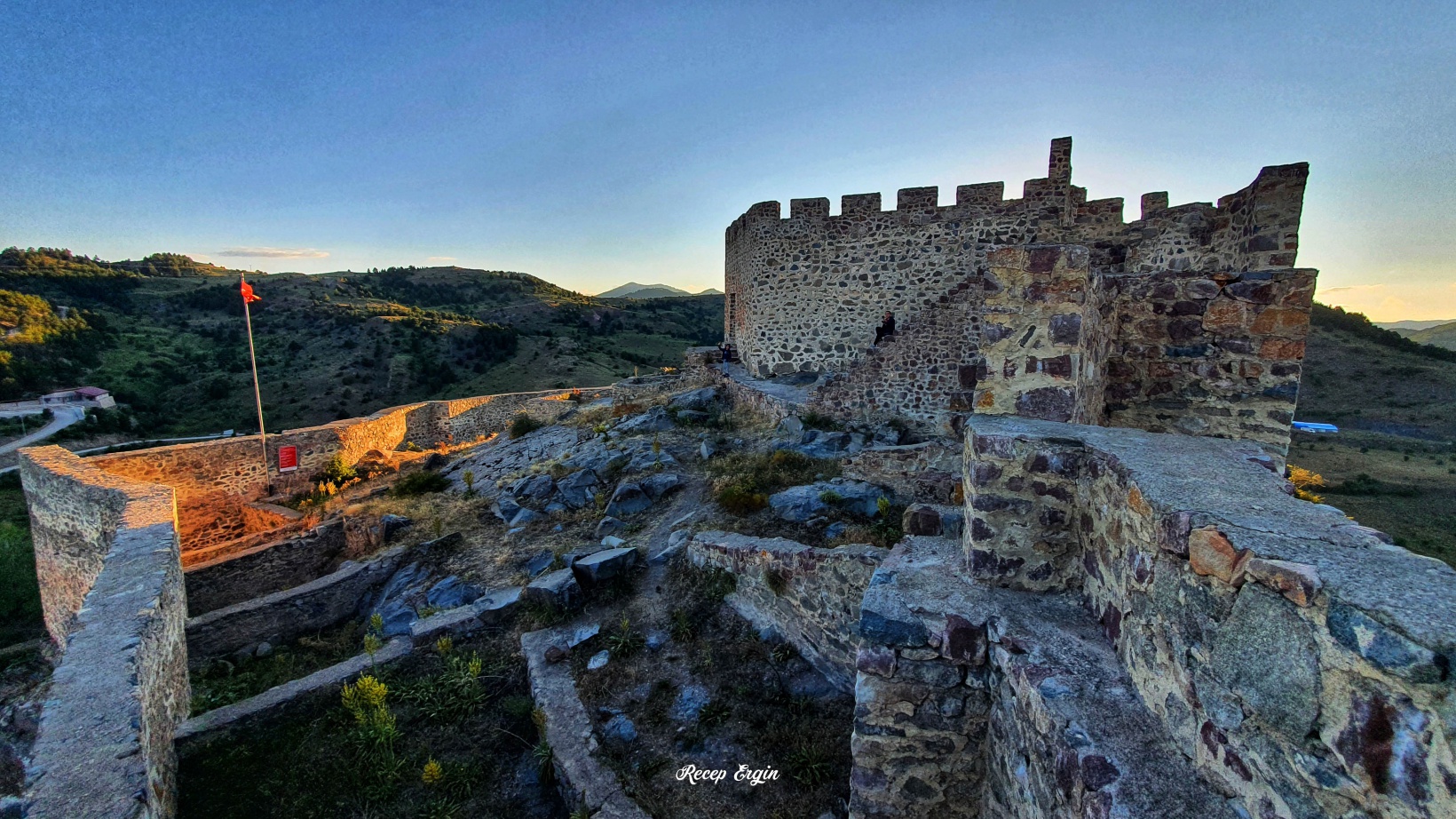 660 yıllık kalenin surlarından enfes günbatımı manzaraları 12