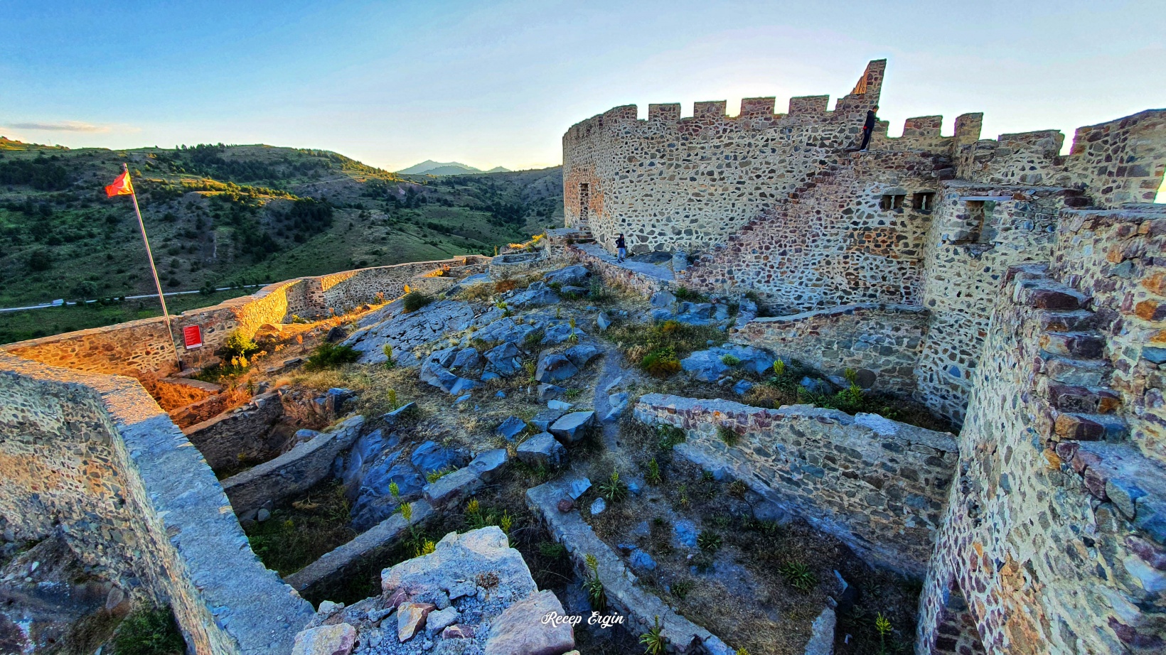 660 yıllık kalenin surlarından enfes günbatımı manzaraları 10