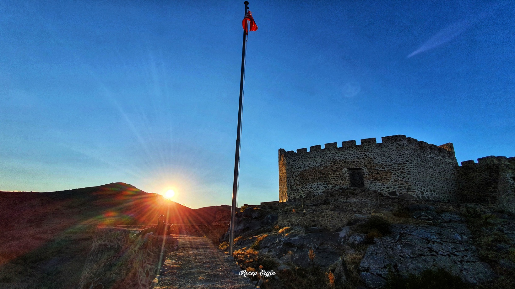 660 yıllık kalenin surlarından enfes günbatımı manzaraları 7