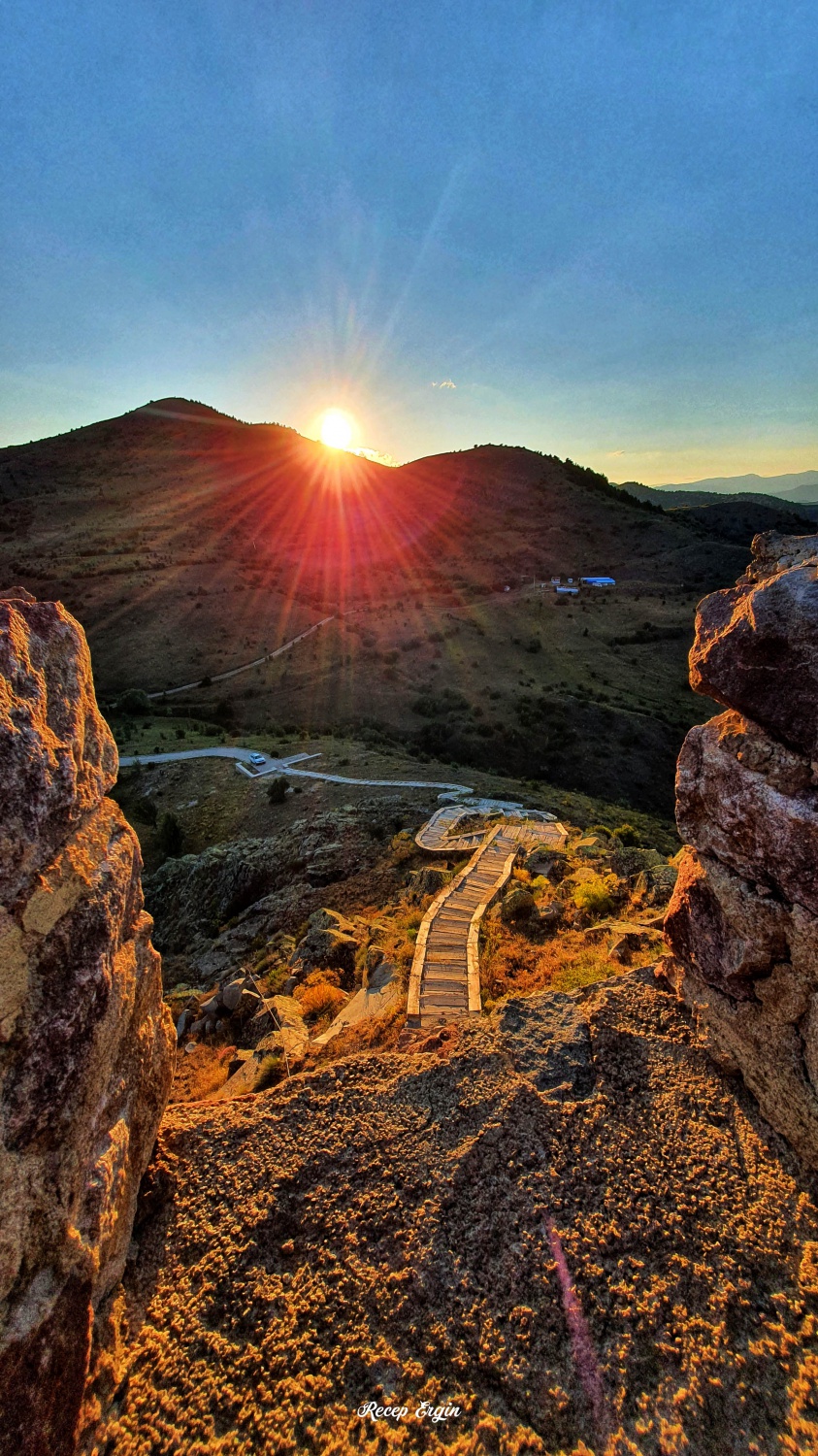 660 yıllık kalenin surlarından enfes günbatımı manzaraları 5