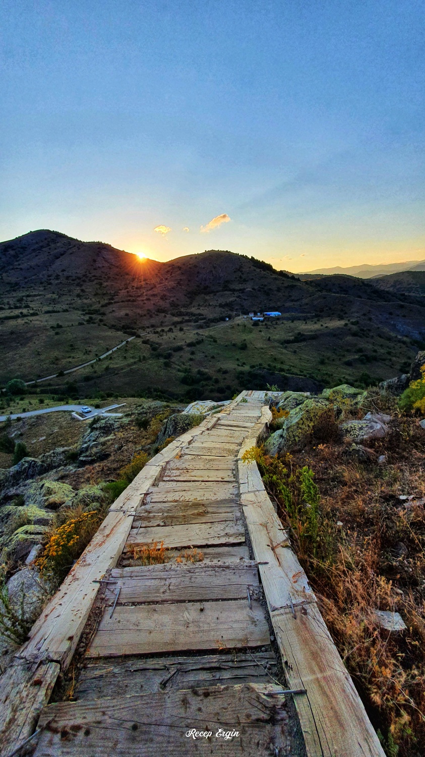 660 yıllık kalenin surlarından enfes günbatımı manzaraları 3