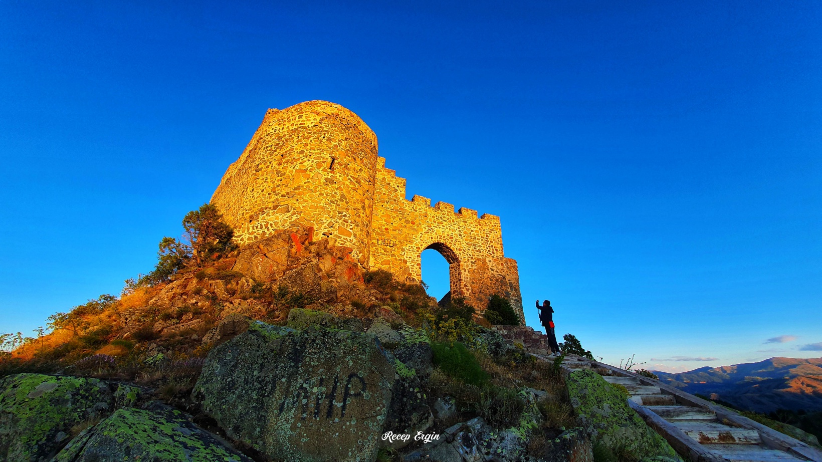 660 yıllık kalenin surlarından enfes günbatımı manzaraları 11