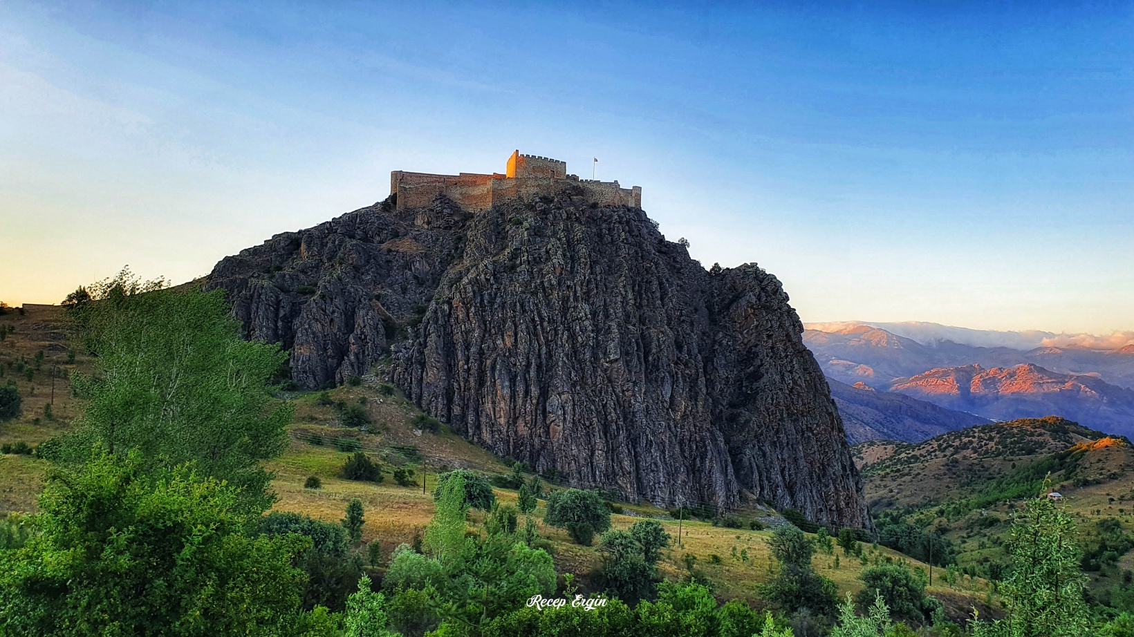660 yıllık kalenin surlarından enfes günbatımı manzaraları 15