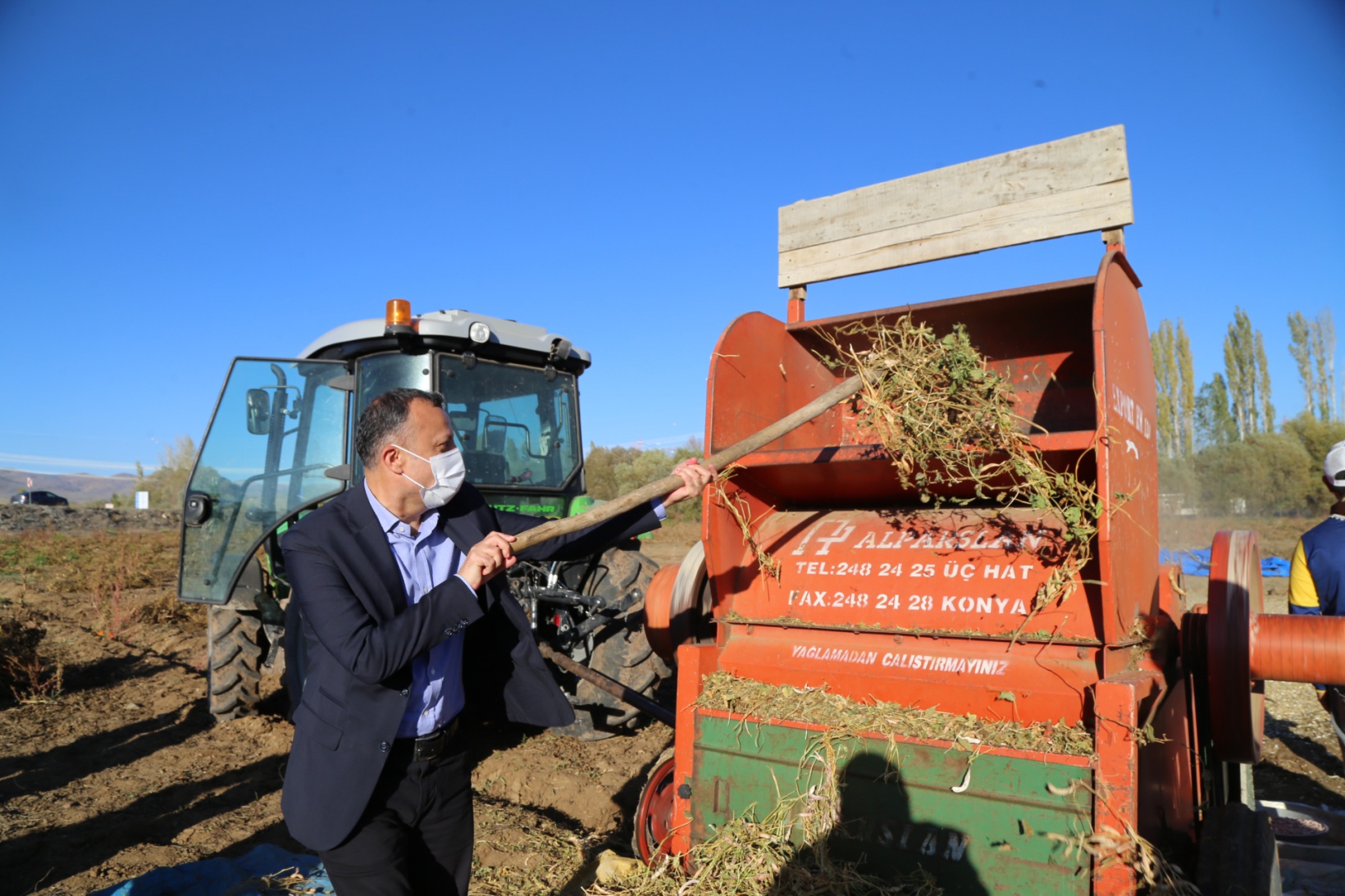 Vali Taşbilek Köse’de kuru fasulye hasadına katıldı 7