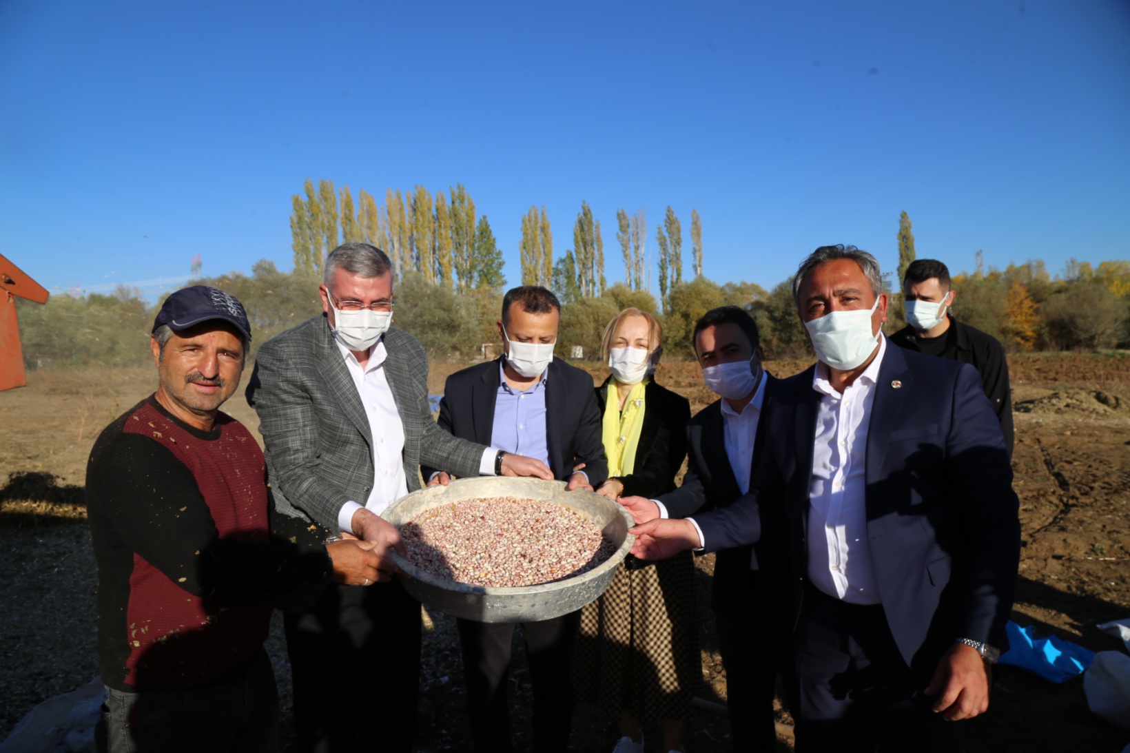 Vali Taşbilek Köse’de kuru fasulye hasadına katıldı 6