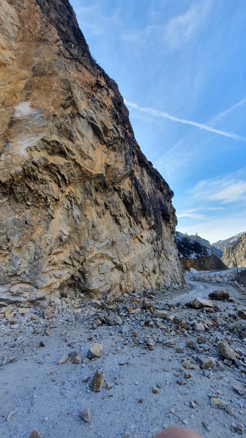 Grup yolundaki kaya düşme tehlikesi bertaraf edildi 5