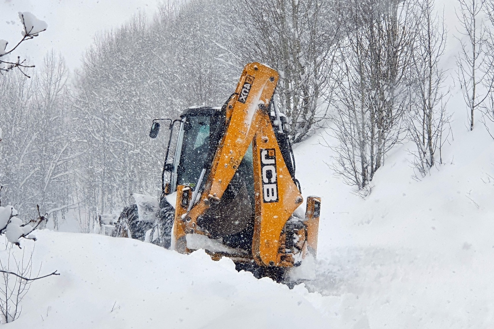 Gümüşhane’nin zorlu coğrafyasında karla mücadele çalışmaları devam ediyor 10